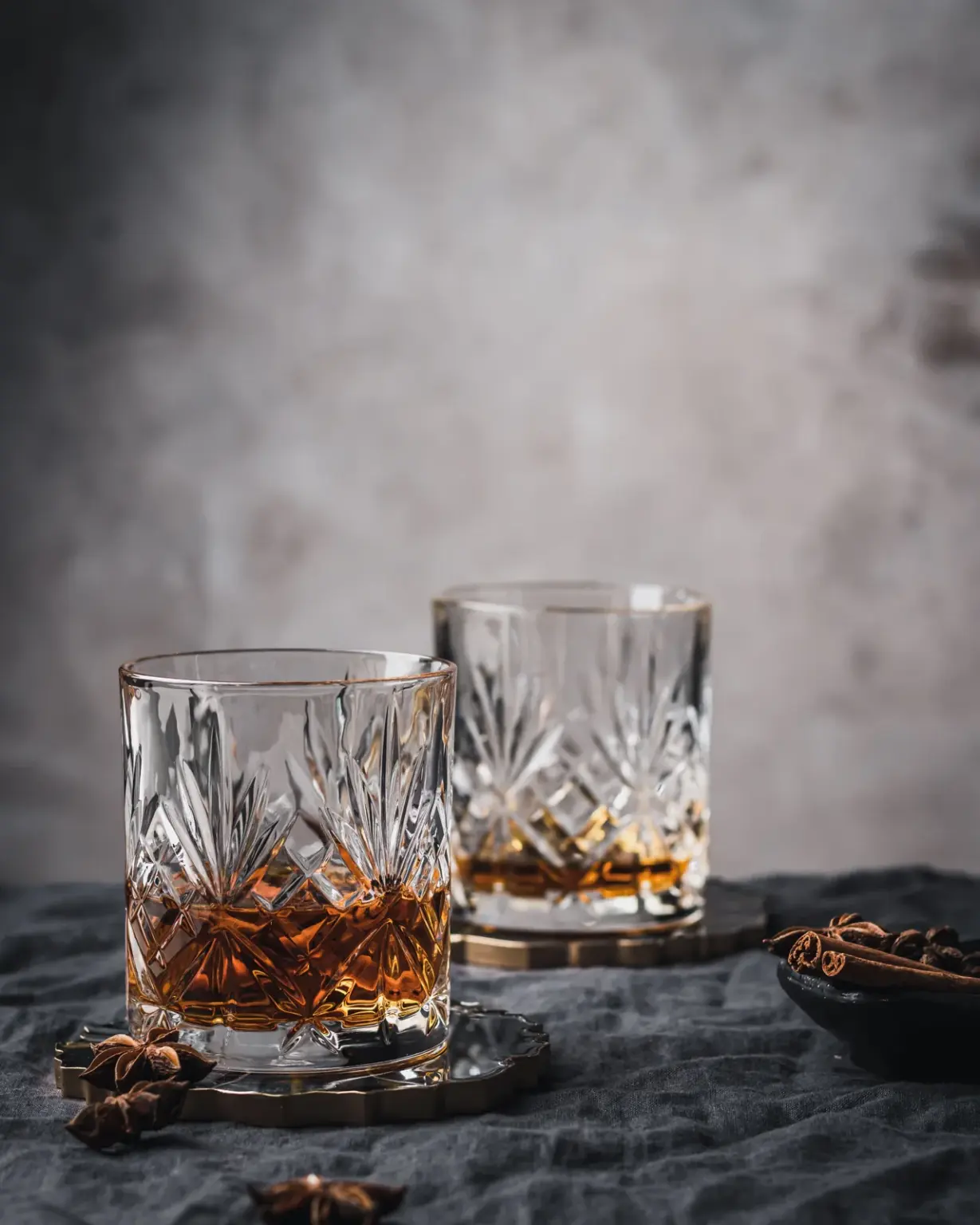 兩只盛著琥珀色酒液的刻紋玻璃杯
