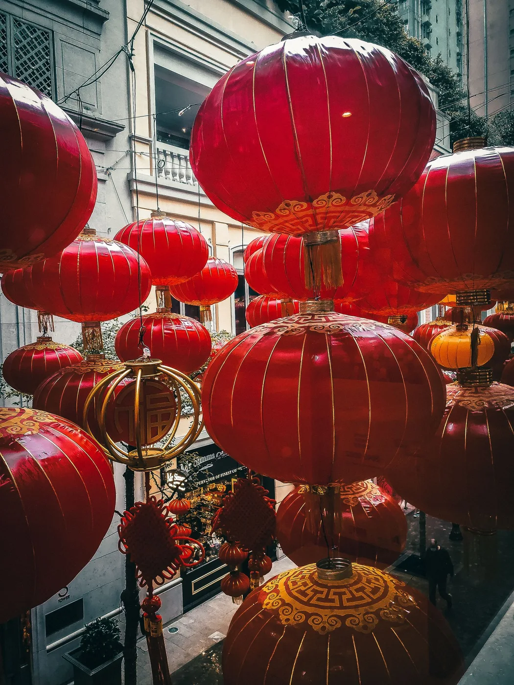 街道上懸掛的紅色燈籠與金色花紋